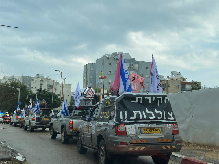 שיירת הצוללות (צילום: דוברות מחאת הדגלים השחורים)