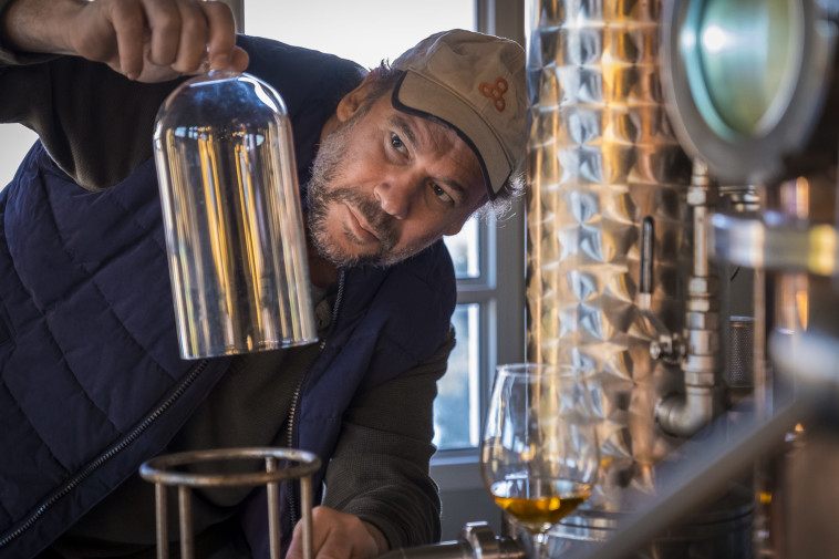 יובל (ג'וב) הרגיל, מזקקת יוליוס 