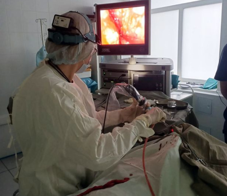 מתוך חדר הניתוח בזמן הרסת המטבע מנחיר אפו של המטופל