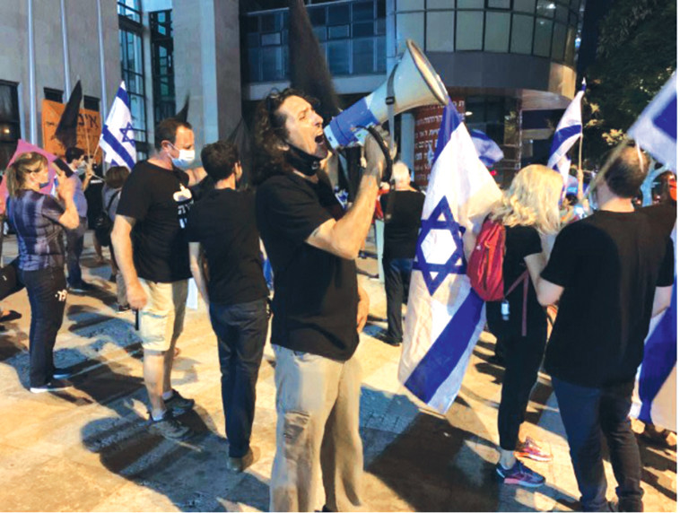 סדי בן שטרית בהפגנה