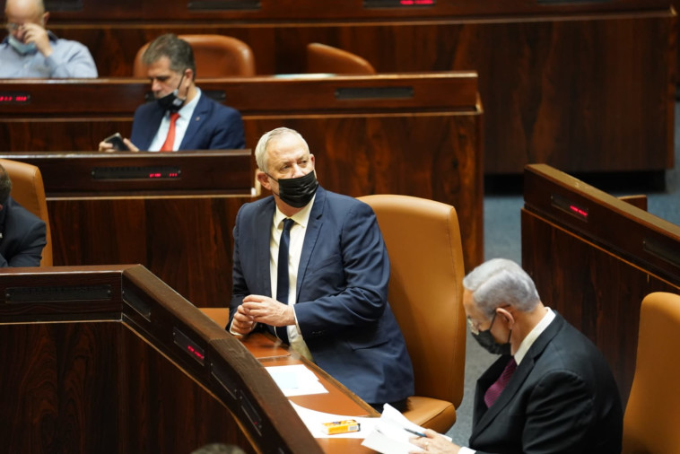 בנימין נתניהו ובני גנץ בהצבעה על הצעת החוק לפיזור הכנסת (צילום: דוברות הכנסת, דני שם טוב)