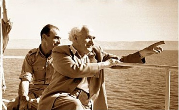 נחמיה ארגוב ודוד בן גוריון בשיט בכנרת