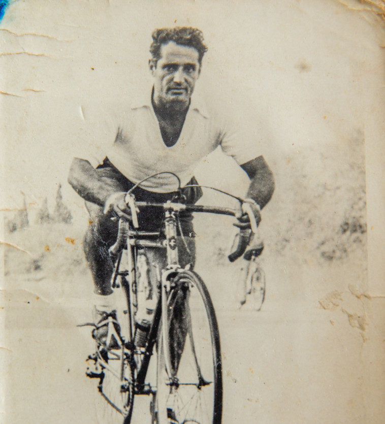 דוד קדוש רוכב על אופניו