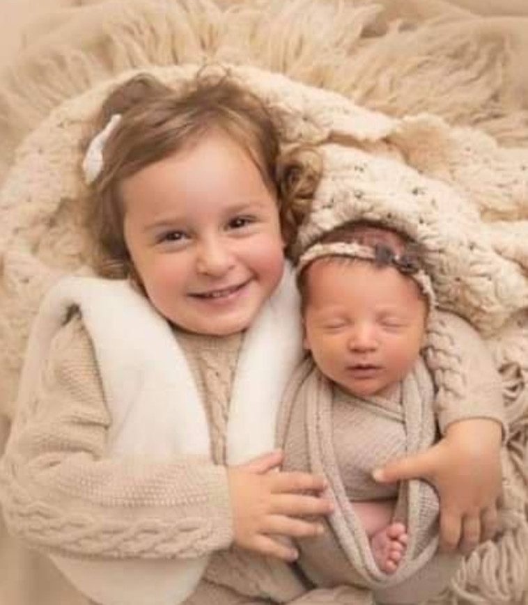התינוקת מולי גיבסון ובת דודתה, שהיא בעצם גם אחותה (צילום: רשתות חברתיות)