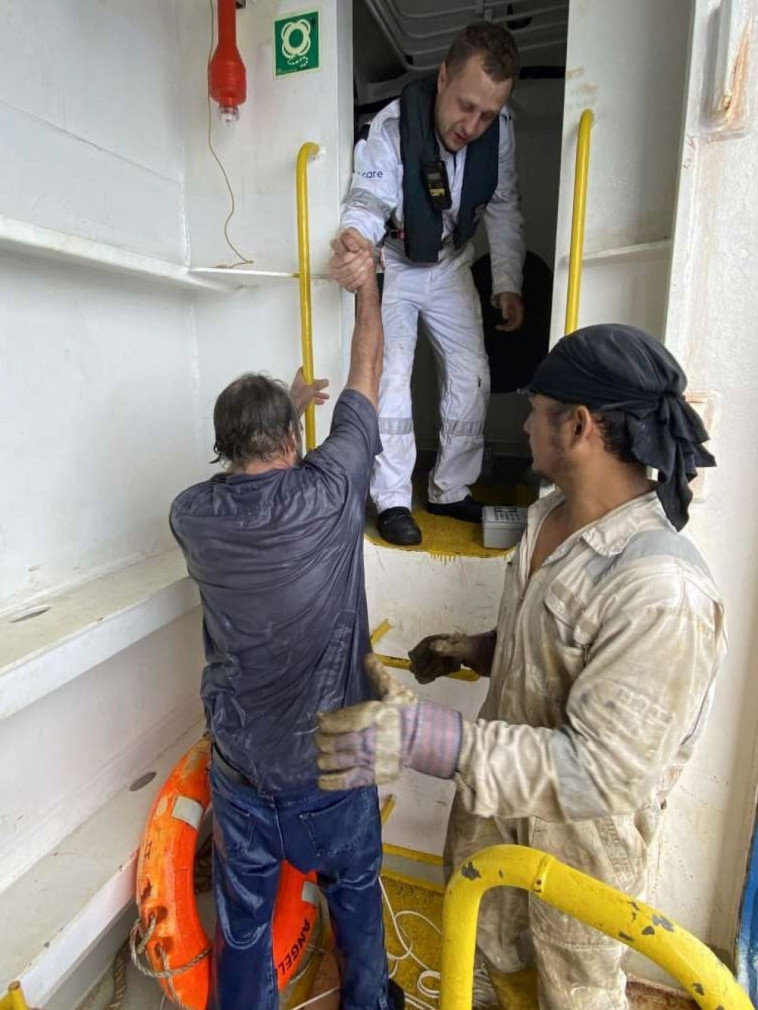 מתוך רגעי החילוץ של החובל שנאבד בלב הים