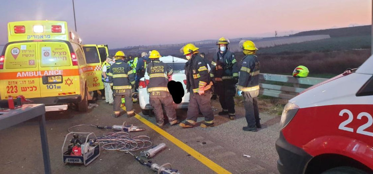חילוץ הלכוד בתאונה על כביש 6 (צילום: תיעוד מבצעי כבאות והצלה)