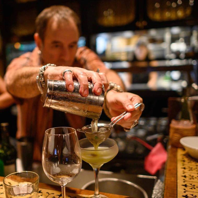 אדי ניומן על הבר