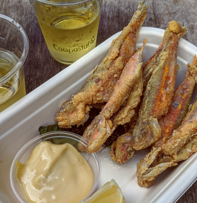 יין וברבוניות על המדרכה בבסטה