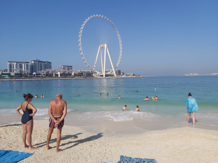 נופשים בחוף הים סמוך למרינה בדובאי