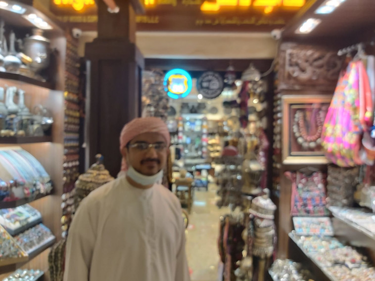 מוכר בשוק מדינת ג'ומרה בדובאי