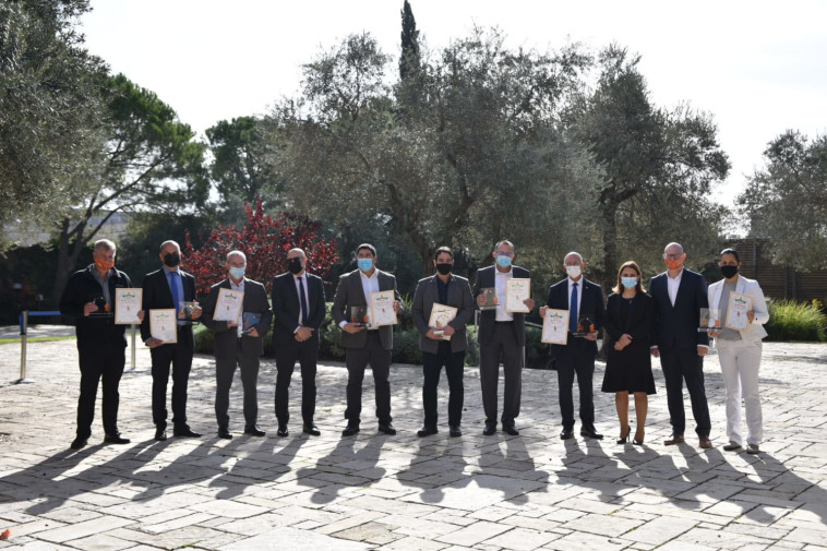 מימין לשמאל: ד&quot;ר גלית שאול ראש המועצה האזורית עמק חפר, רני איידלר מנכ\'\'ל תמיר ,השרה גילה גמליאל, אלי שבירו ראש עיריית אריאל, רן קוניק ראש עיריית גבעתיים, אמיר כוכבי ראש עיריית הוד השרון, אילן אור ראש מועצה יסוד המעלה, דוד יהלומי מנכ\'\'ל המשרד להגנת הסביבה, עומר לביא מנכ\'\'ל צמח תערובות, שחר שיין מנכל פריגת, ניר זמיר ראש מועצה אזורית בני שמעון. צילום: חיים צח, לע''מ