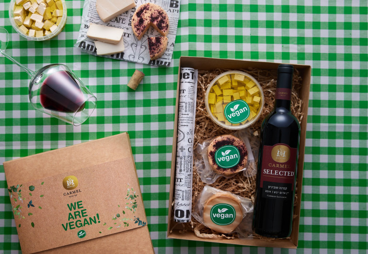 מארז גבינות ויין טבעוני של כרמל