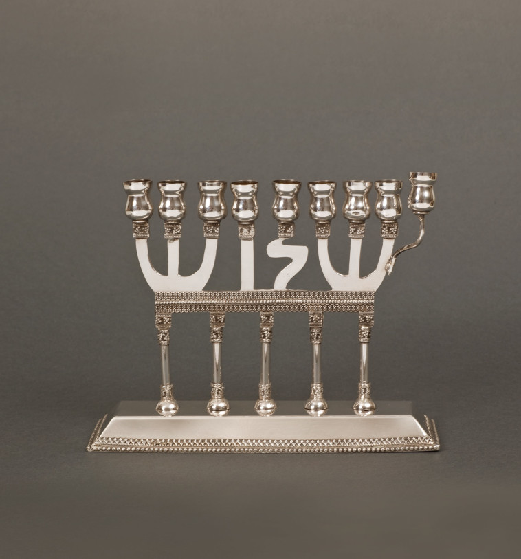 חנוכייה מהאוסף