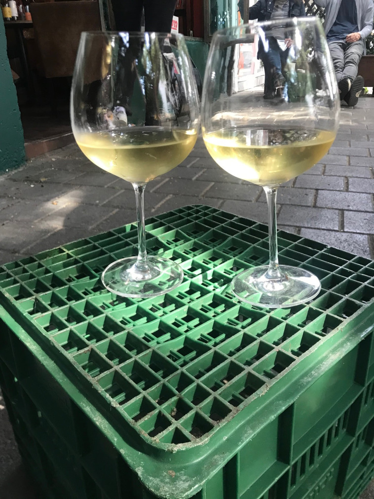 יין לבן על ארגז ירוק 