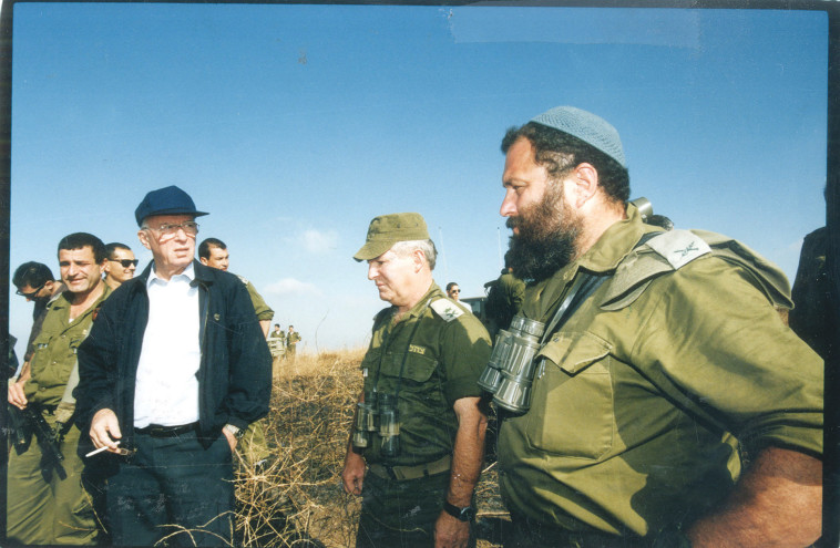 אפי איתם בדרגת תת אלוף בשנת 1995