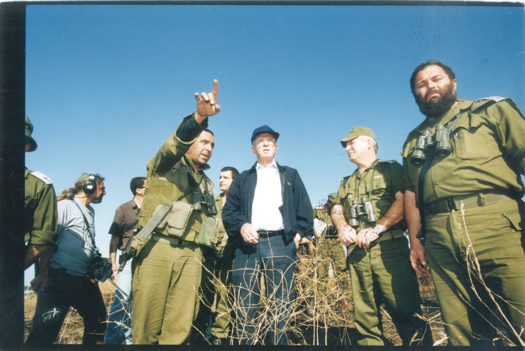 אפי איתם בדרגת תת אלוף בשנת 1995