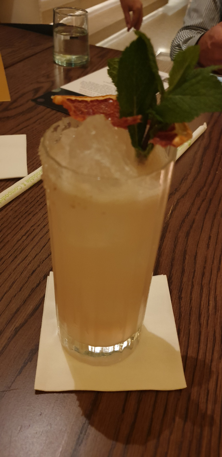 קוקטייל אוזו ולימונים. דובאי 