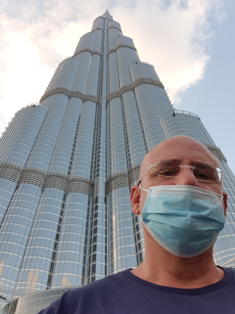 בדרך לבר. קיפניס יוצא לשתות בדובאי 