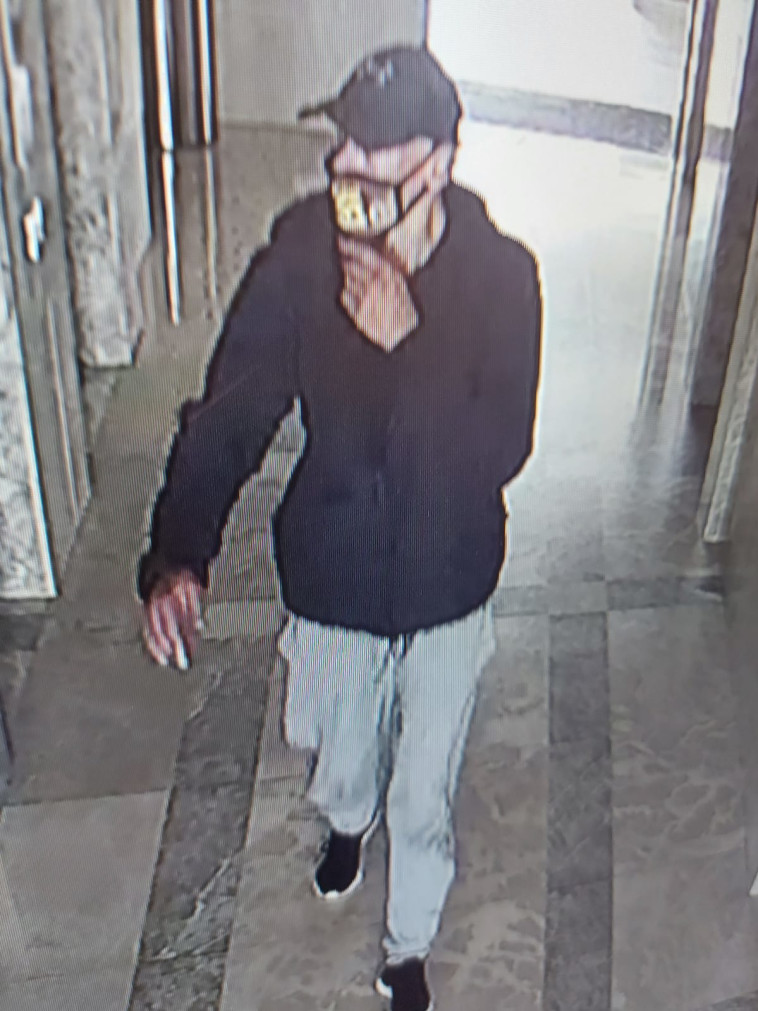 החשוד כפי שנתפס במצלמות אבטחה