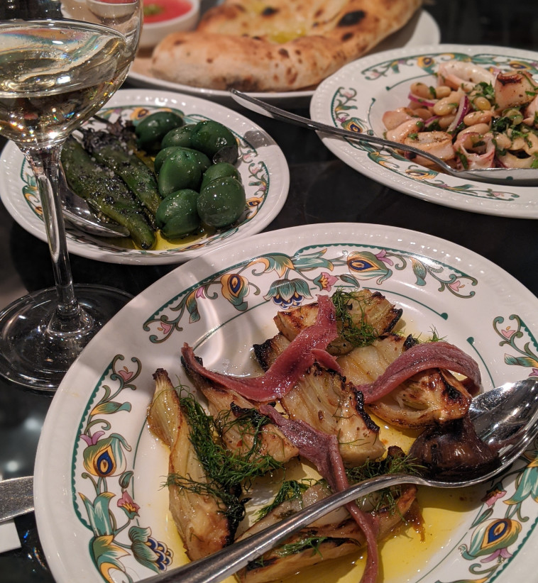 פתיחת שולחן . מגזינו