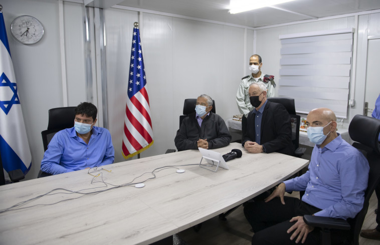 בני גנץ צופה בניסויי יירוט בגרסה מתקדמת של ''שרביט קסמים''