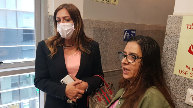 שרית פלדמן מנהלת הגן (משמאל) והגננת סיגל קטן