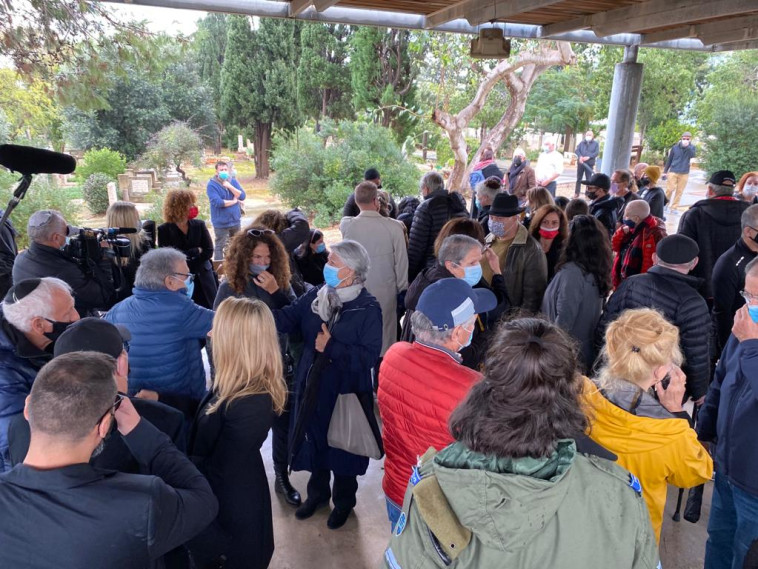 The funeral of Yaakov Agmon in Kibbutz Shefayim (Photo: Avshalom Shashoni)