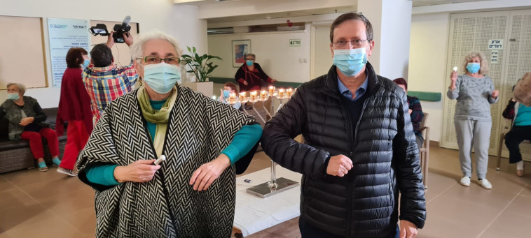 יצחק הרצוג מדליק נרות עם דיירי בית גיל הזהב עמיגור בקריית אונו