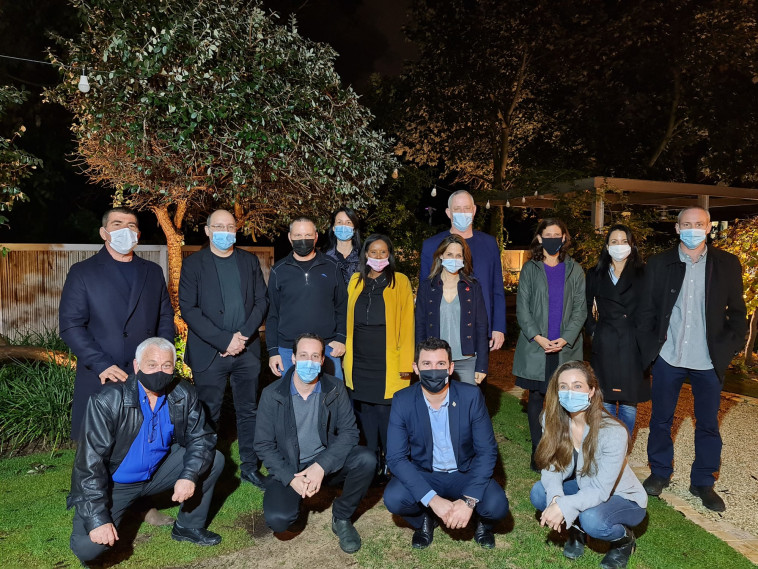 חברי סיעת כחול לבן בביתו של השר יזהר שי