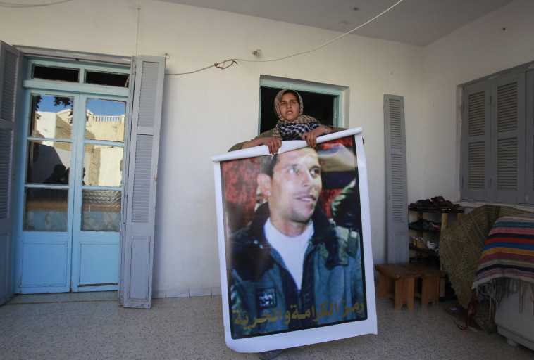 Muhammad Boazizi's sister with his photo (Photo: Reuters / Louafi Larbi)