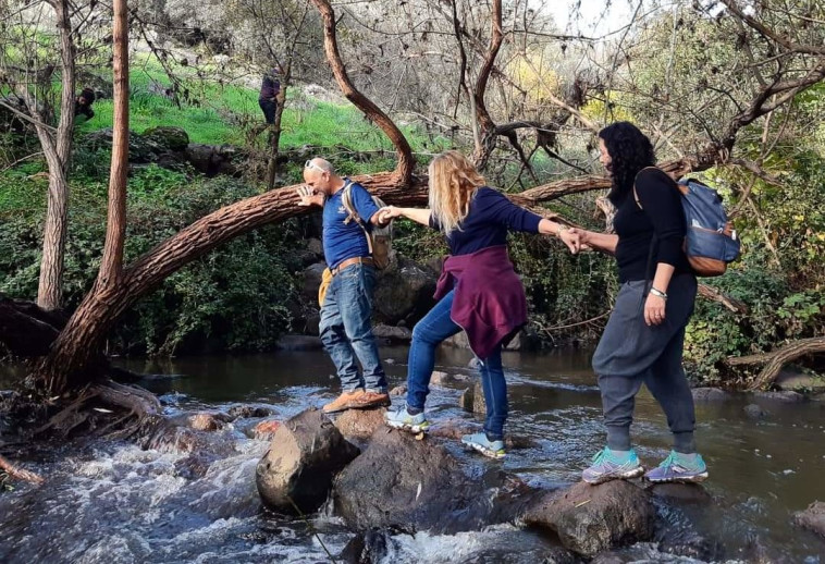 מטיילים בנחל ג'ילבון (צילום: ארנון בירן)