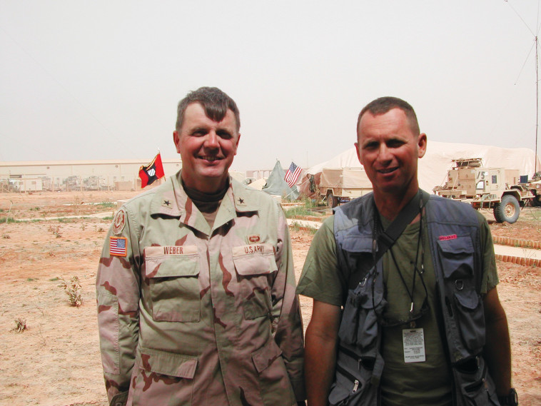 יגאל צור בעיראק עם מפקד בצבא האמריקאי (צילום: פרטי)
