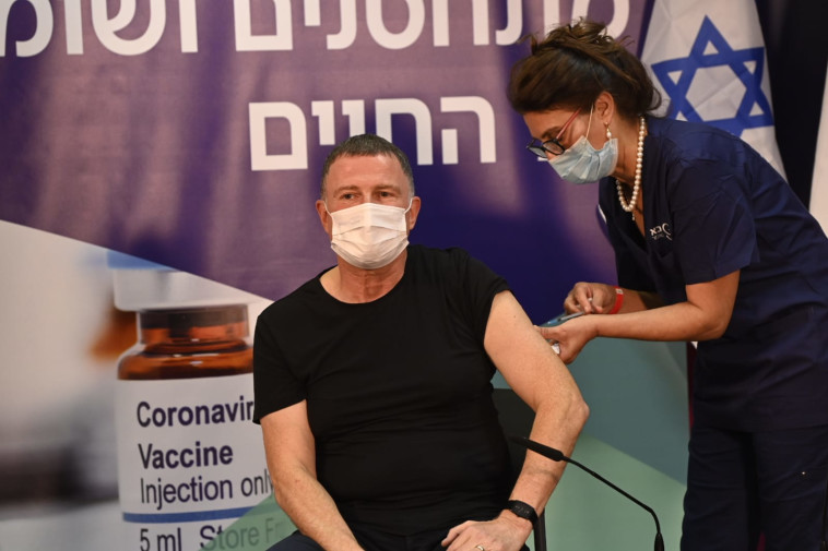 Yuli Edelstein gets vaccinated (Photo: Jorge Novominsky, GPO)