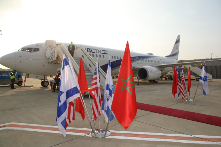 דגלי ישראל, מרוקו וארה''ב לפני ההמראה לרבאט (צילום: סיון פרג')