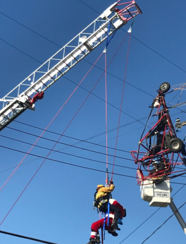 המחלץ יורד חזרה אל הקרקע עם סנטה קלאוס 