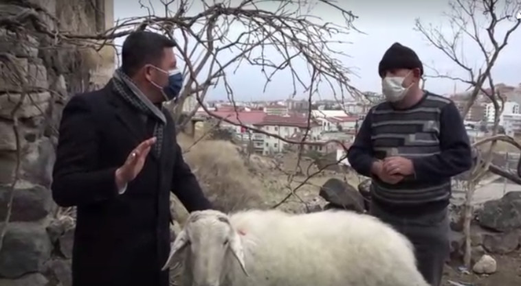 ראש העיר בטורקיה נפגש עם רועה הצאן (צילום: צילום מסך: רויטרס)
