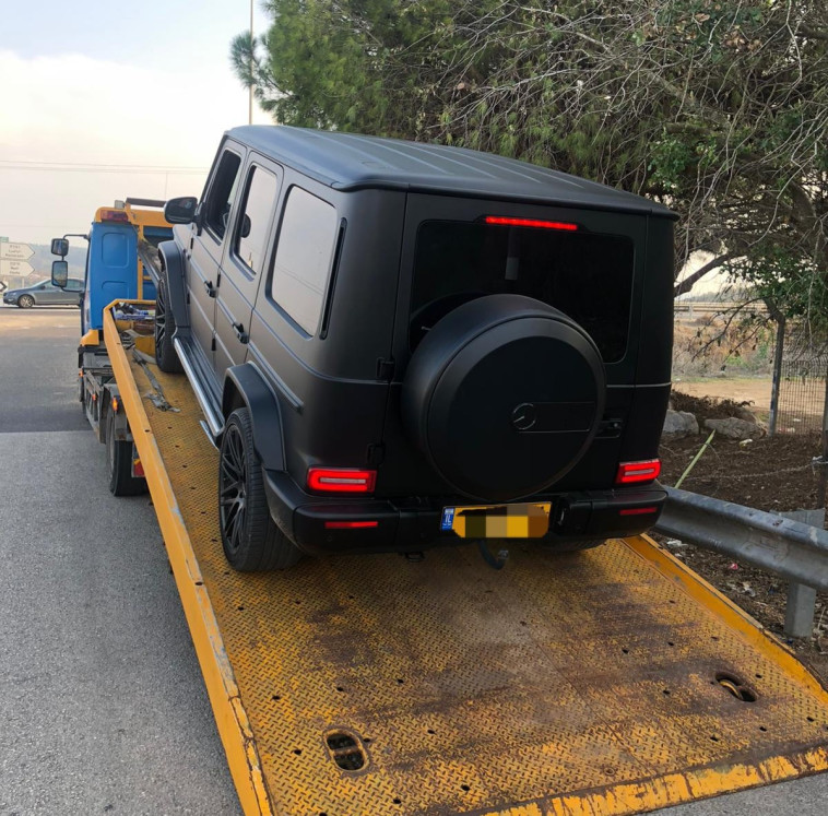 פינוי אחד מרכבי היוקרה שנמצאו אצל החשוד