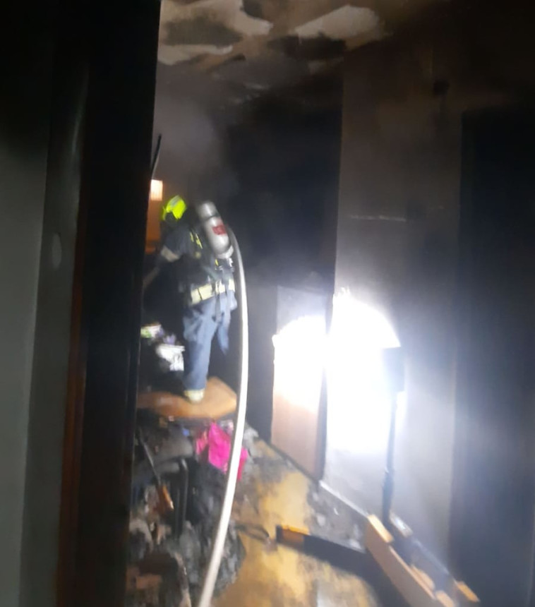 כוחות כיבוי בדירה שנשרפה ביפו