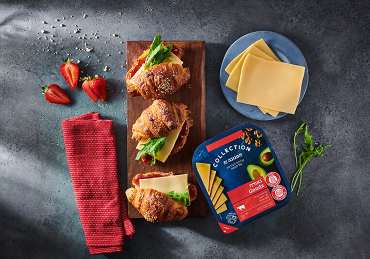 סנדוויץ' קרואסון גאודה וריבת פירות יער