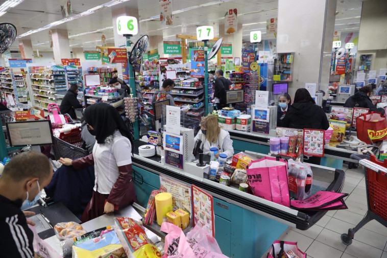 אנשים במסכה בסופר, למצולמים אין קשר לנאמר בכתבה