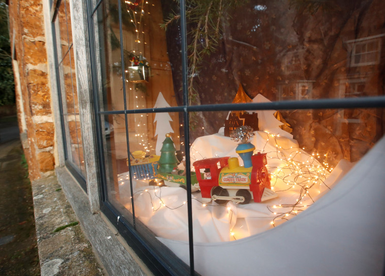 חלון עם קישוטי חג מולד בבריטניה