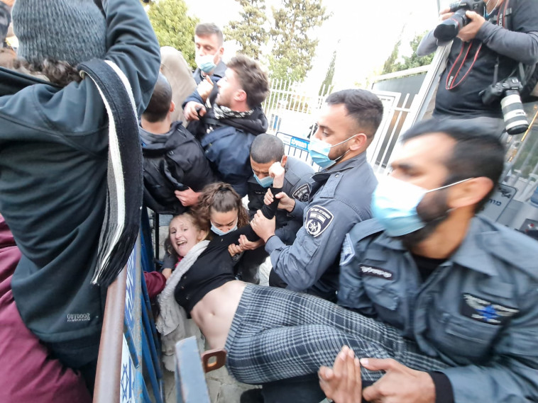 חיכוך בין המפגינים לשוטרים