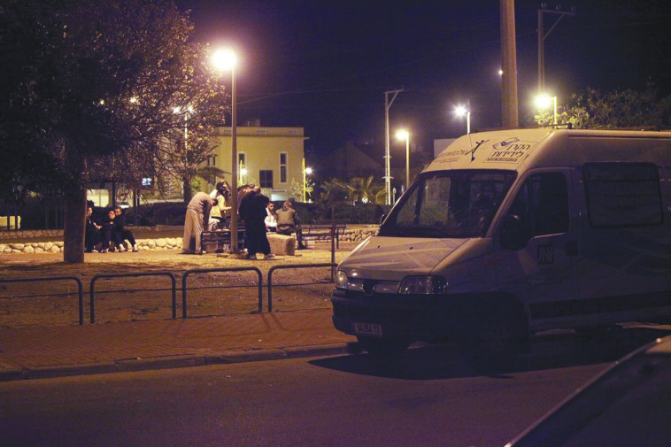 סיוע אנשי על''ם לנוער במצוקה ברחוב (צילום: עמותת עלם)