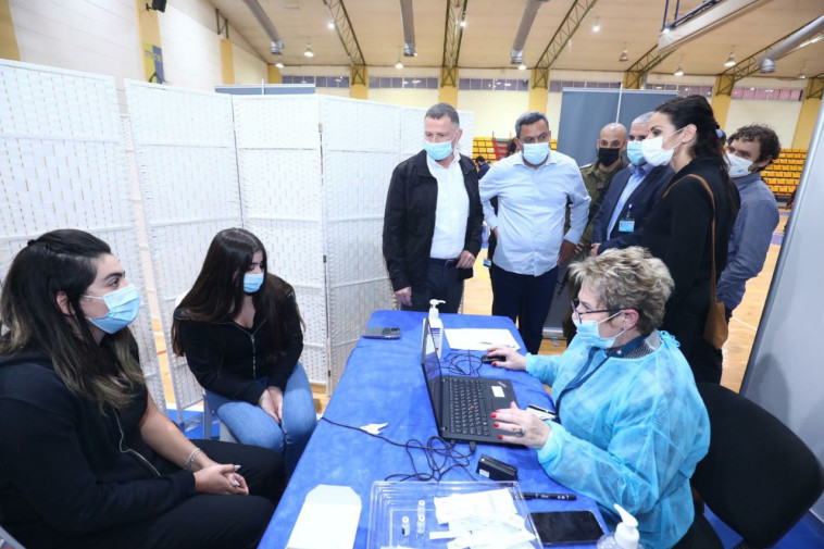 Health Minister Yuli Edelstein at the immunization centers in the south (Photo: Gideon Sharon, GPO)