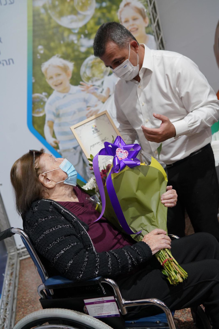 לאה אהרונסון מקבלת זר מיוחד מראש העיר שאמה הכהן