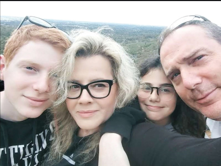 עילית גלעד ומשפחתה