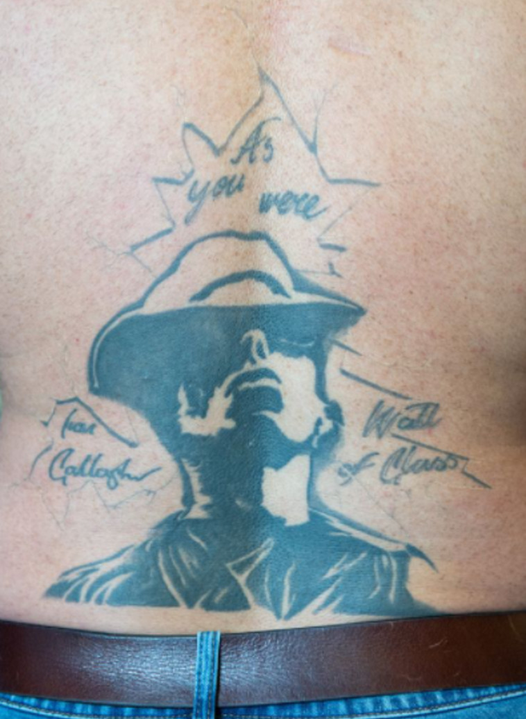 קעקוע של סולן להקת ''אואזיס'', ליאם גלאגר