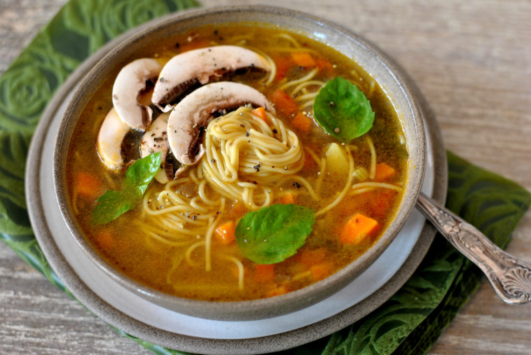 מרק אטריות ופטריות