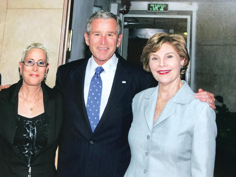 מירה אלטמן עם ג'ורג' ולורה בוש