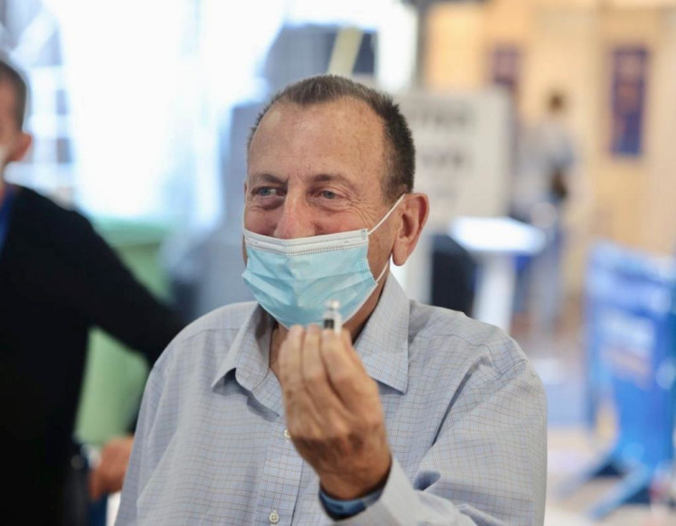 רון חולדאי מתחסן נגד הקורונה